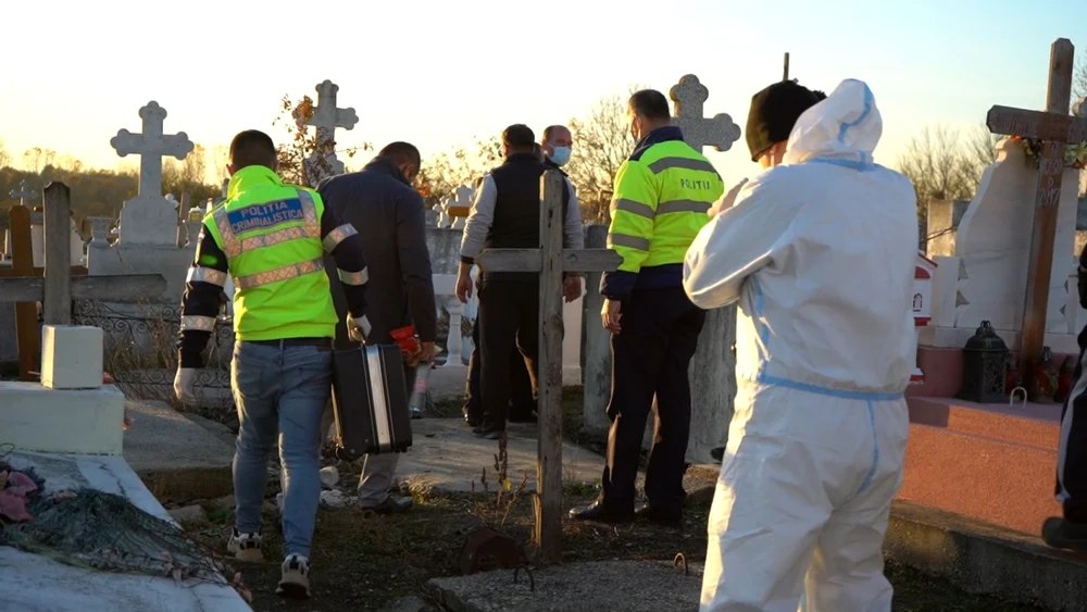 Profanator de morminte, reținut la Bacău. A desenat însemne naziste pe 18 monumente funerare