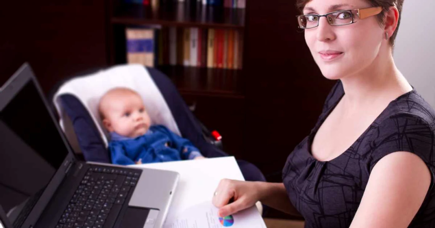 După ce trece perioada în care mamele pot sta acasă, părinţii recurg de 
obicei la ajutorul unui membru al familiei, o dădacă, un vecin sau o 
creşă, în funcţie de veniturile pe care le au. FOTO Shutterstock