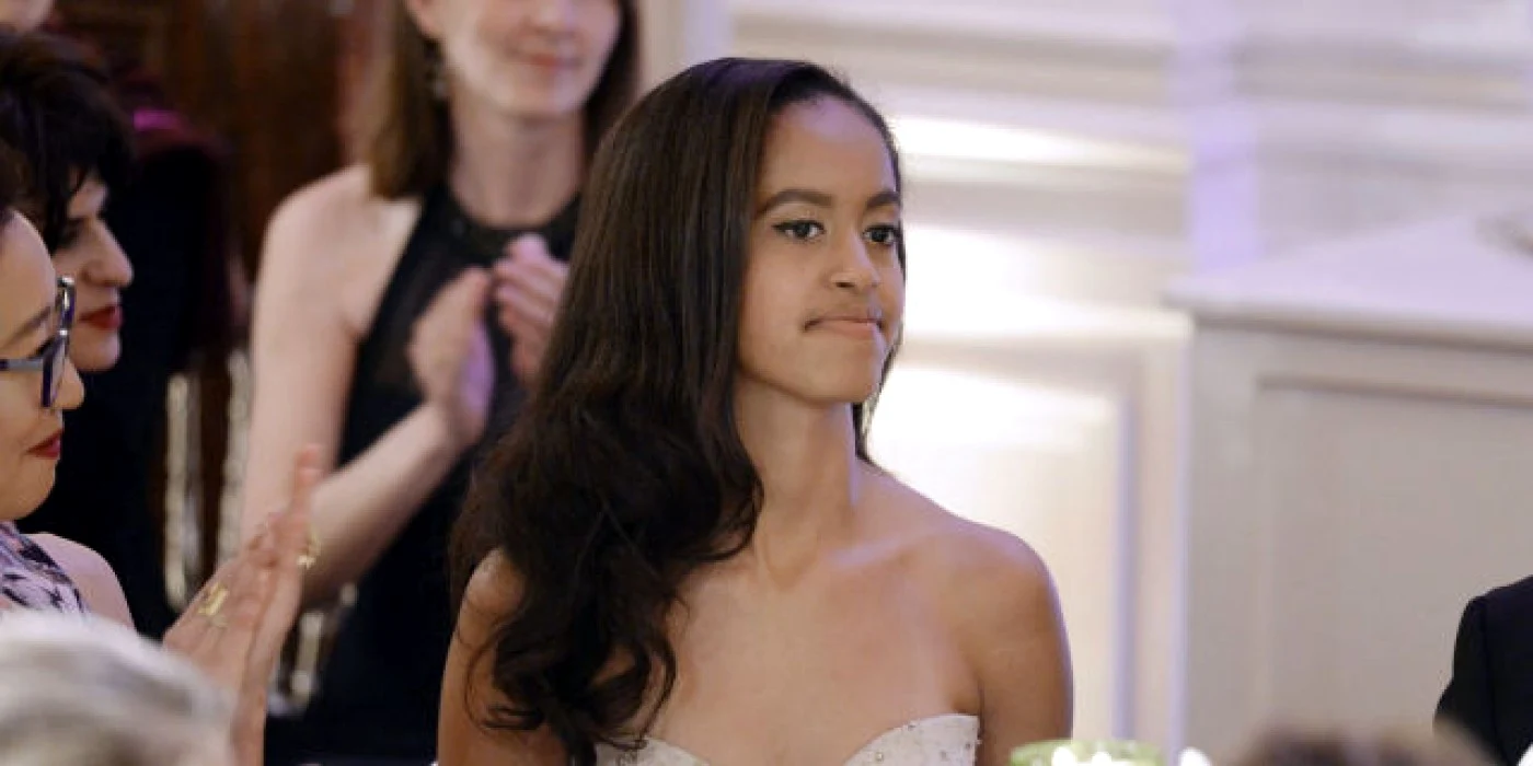 Fiica familiei Obama va absolvi liceul în luna iunie şi va împlini vârsta majoratului pe 4 iulie. FOTO cosmopolitan.com