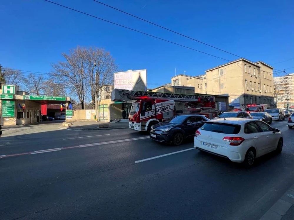 Pompierii au sosit în număr mare la Spitalul Municipal din Timişoara FOTO Tion.ro