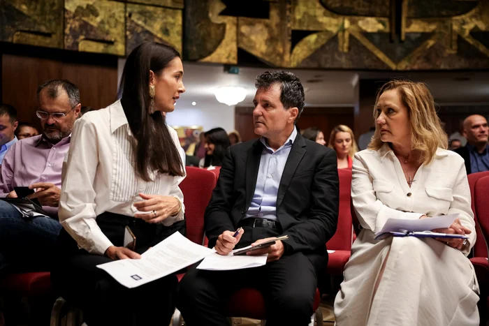 Clotilde Armand, Nicușor Dan și Elena Lasconi FOTO: Facebook