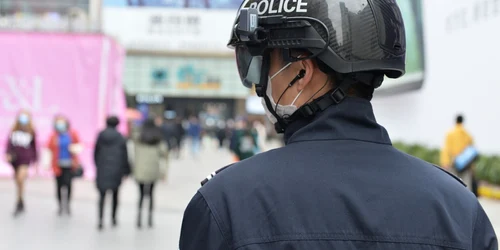 Poliţiştii din China dotaţi cu căşti care pot măsura temperatura corporală a trecătorilor FOTO Mediafax / Hepta / Zuma Press
