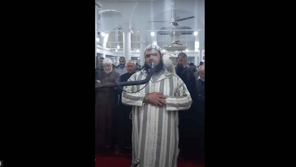 O pisică a sărit pe un iman, în timpul rugăciunii de Ramadan. Cum a reacționat acesta VIDEO
