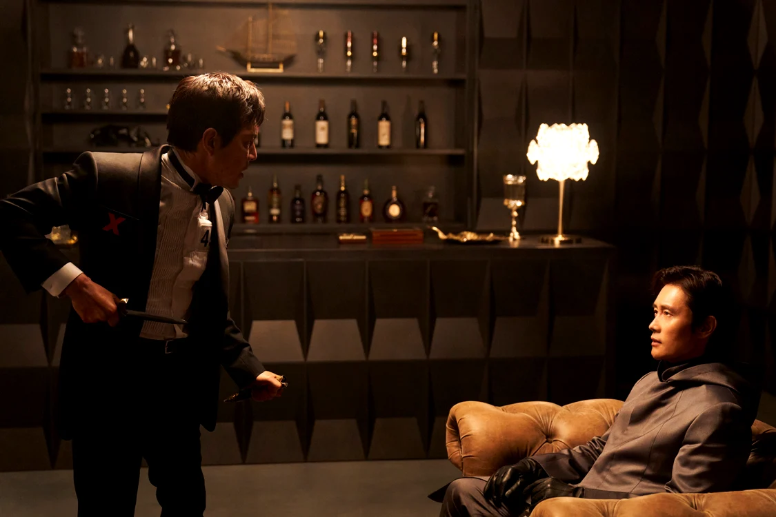Lee Jung-jae (jucătorul 456) și Lee Byung-hun (Omul din Față). FOTO: Netflix