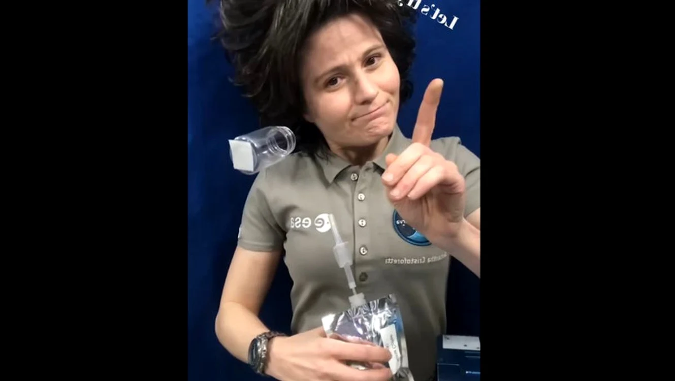 Samantha le arată oamenilor cum se bea cafea în spațiu / foto: ESA