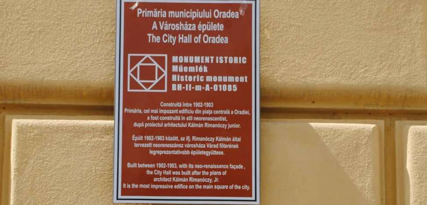 Plăcuţa de pe clădirea Primăriei