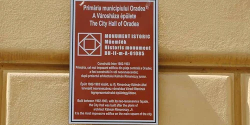 Plăcuţa de pe clădirea Primăriei
