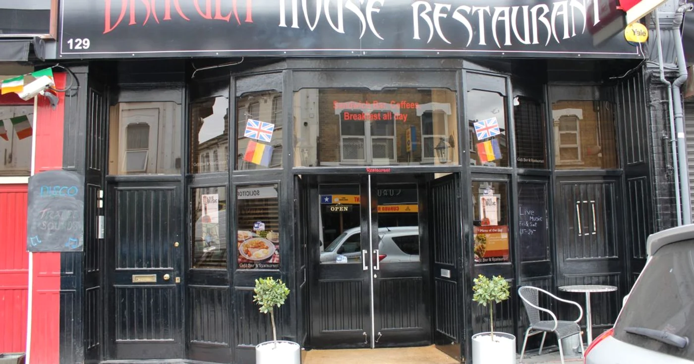 Sarmalele cu păsat şi tochitura de porc făcute în micul restaurant al 
bistriţencei din inima Londrei atrag atât englezii, cât şi românii 
stabiliţi în Regat FOTO: Camelia Rusu