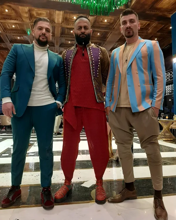 Sergiu Costache alături de colegii din „Băieți deștepți”