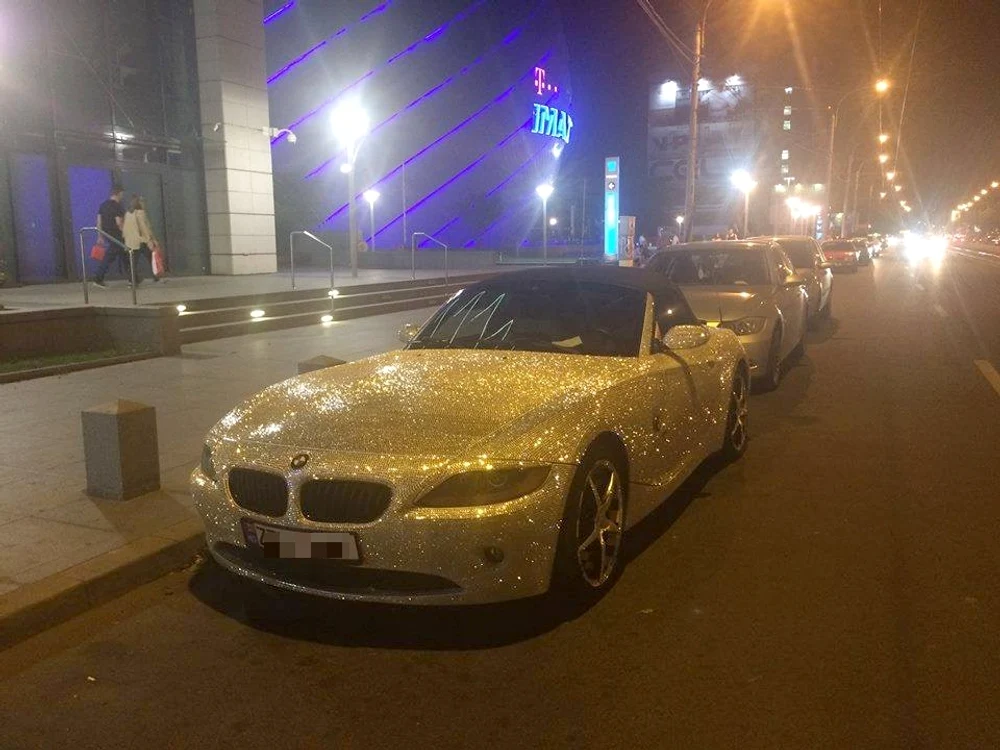 
    Mall-ul are o parcare încăpătoare, dar proprietarul BMW-ului cu Swarovski a preferat să-şi lase maşina afarăFoto: arhiva personală/Facebook  