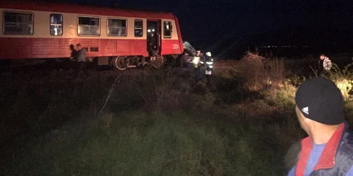 Autoturismul a fost lovit în plin de un tren