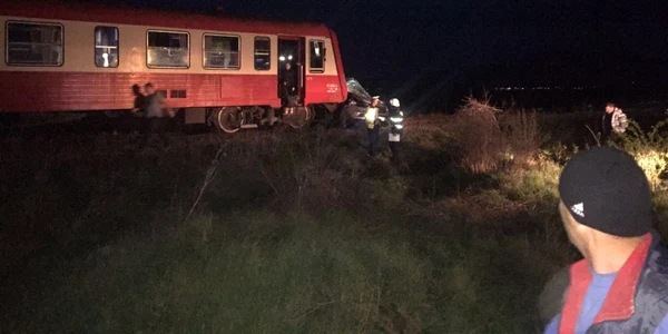 Autoturismul a fost lovit în plin de un tren