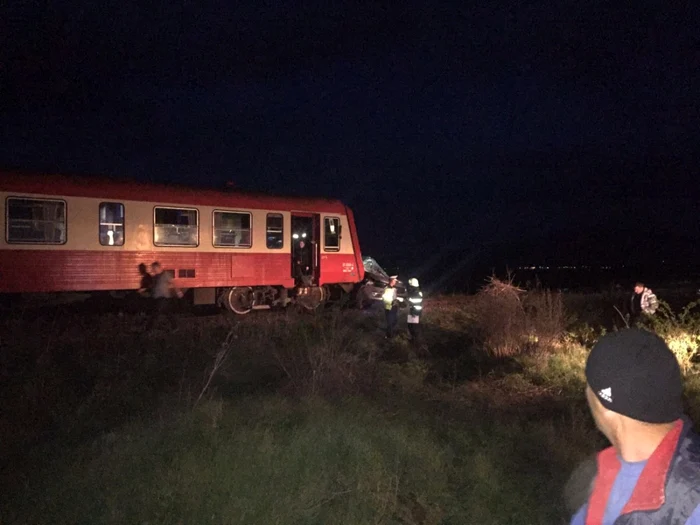 Autoturismul a fost lovit în plin de un tren