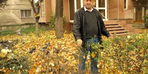 Artenie Negrea este suparat ca spatiile verzi din faţa blocurilor nu sunt ingrjite Foto: Daniel Guţă