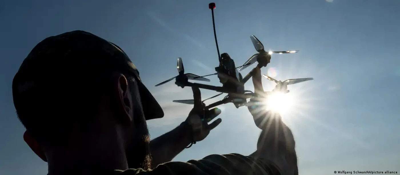 Un soldat ucrainean pregătește echipamente de drone FPV