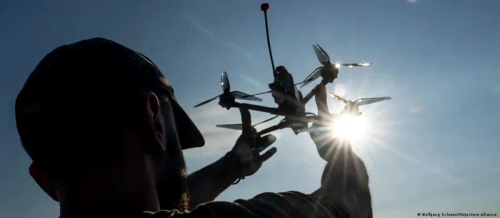 Un soldat ucrainean pregătește echipamente de drone FPV