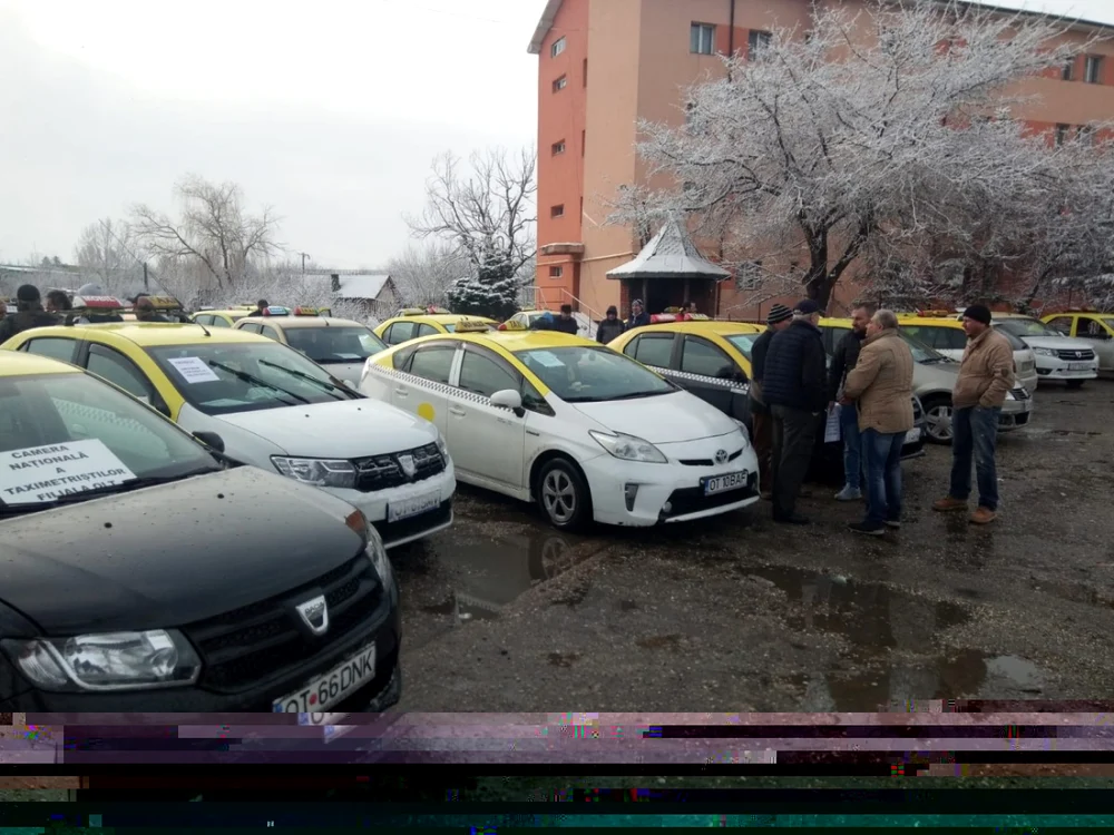 Taximetriştii s-au strâns în această dimineaţă în zona Transbuz, de unde au hotărât să plece spre Prefectură