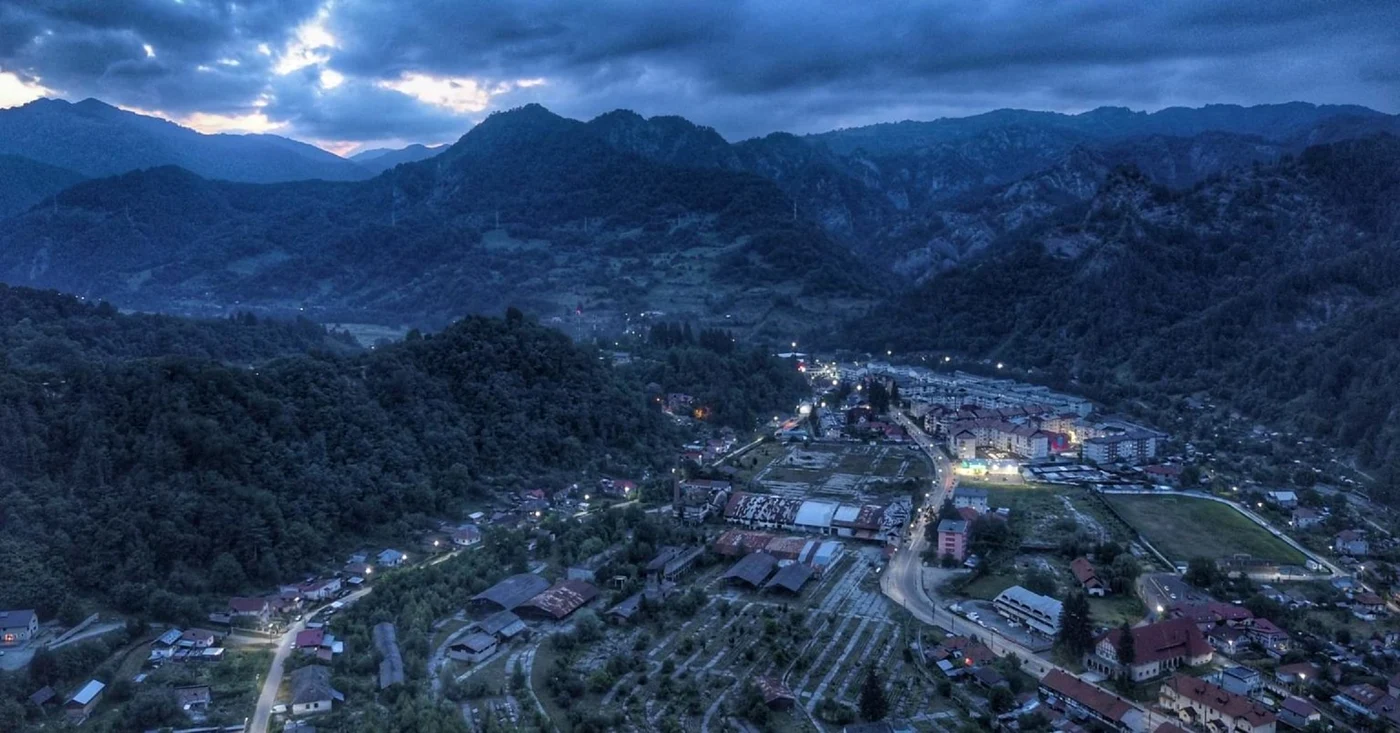 Stațiune turistică montană la apus de soare