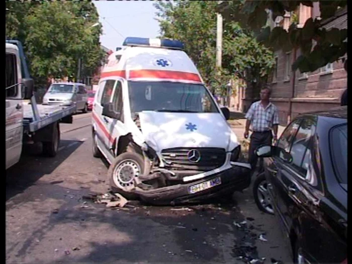 Ambulanţă implicată în accident