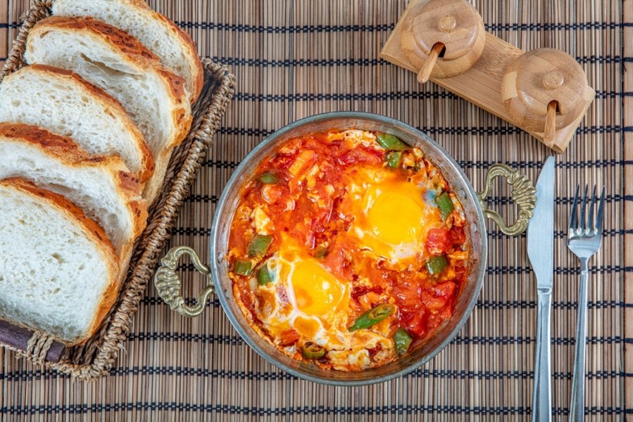Menemen, omleta pe care turcii o adoră. Cum se prepară și ce ingredient special conține
