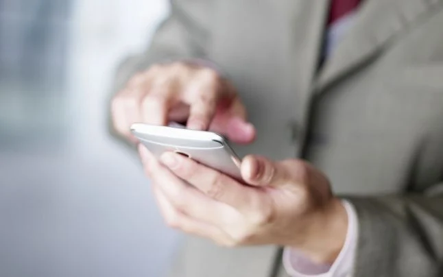 Mesaje false de la curier sau apropiați, noua armă a escrocilor online. Cum funcționează fraudele