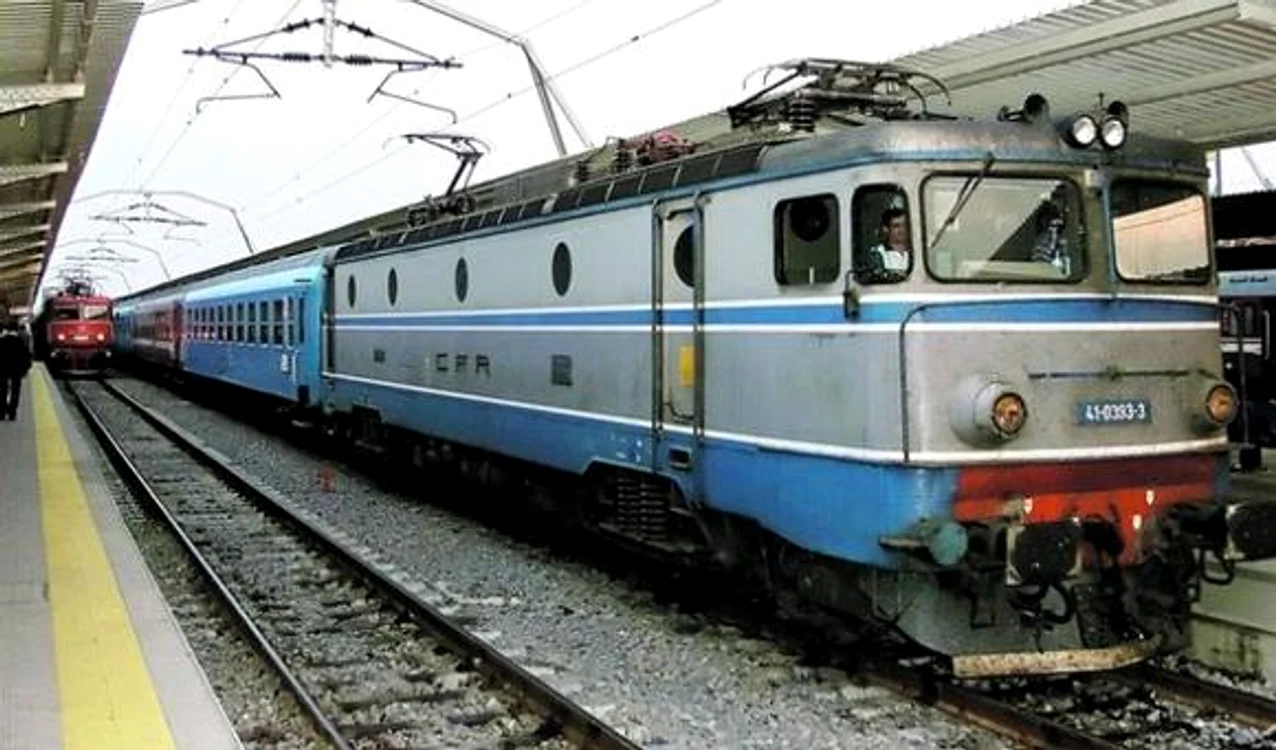 
    CFR anunţă suspendarea temporară a unor trenuriFoto: Arhiva Click  