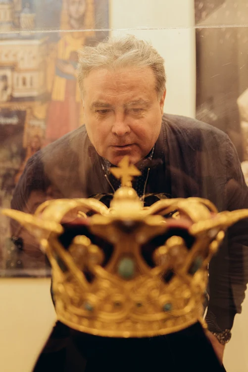 Regele Ferdinand și-a pus singur coroana pe frunte FOTO Eduard Anton