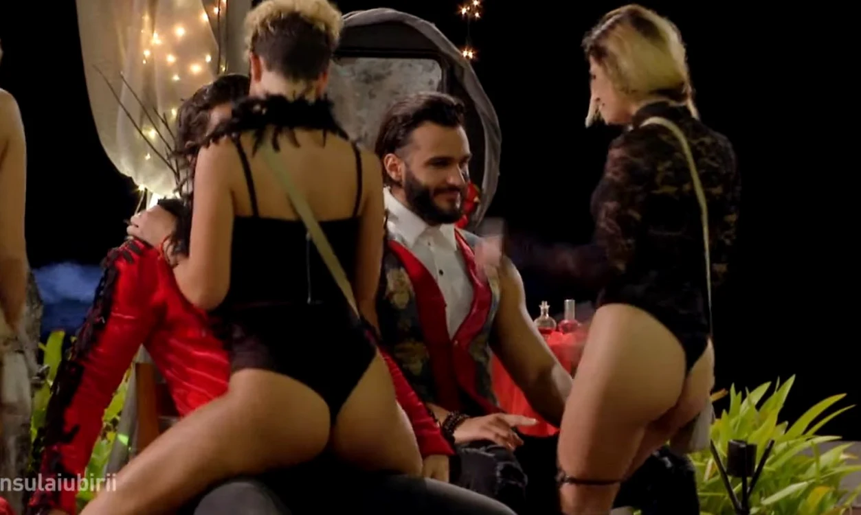 
    Adrian a avut parte de un dans sexy în poalăFoto: captură Antena 1  