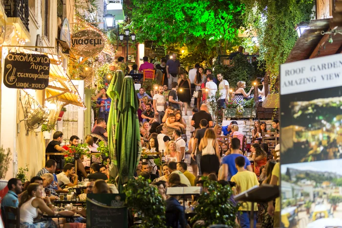 Turiști în cartierul Plaka FOTO Shutterstock