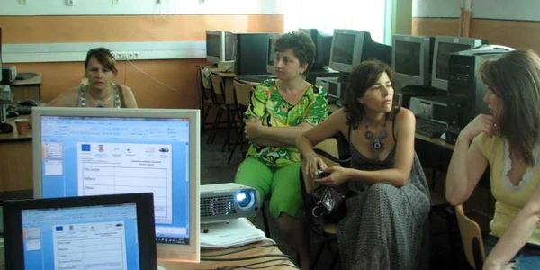 Catalogul electronic e folosit de profesori şi părinţi 