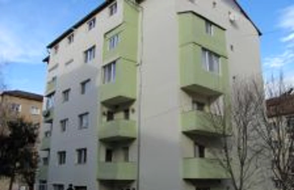 Vasile Varga a cumpărat pentru fiica sa un apartament la mansarda unui bloc din Brădet