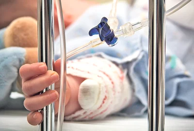 04 foto copil spital shutterstock 24370696 jpg