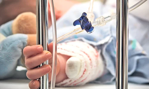 04 foto copil spital shutterstock 24370696 jpg