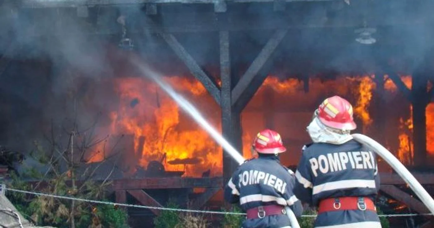 Pompierii s-au luptat trei ore cu flăcările