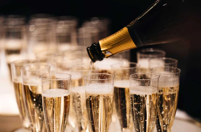 Un bărbat a murit după ce a băut șampanie contaminată