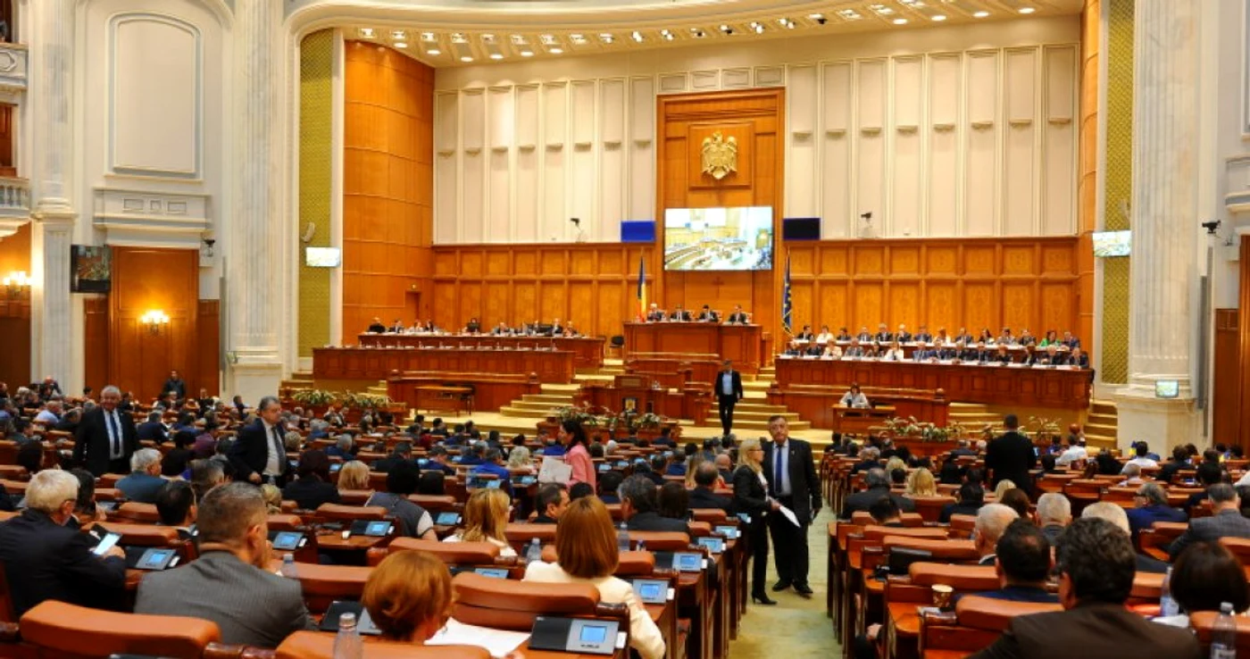 
    26 de voturi le mai lipesc celor de la Opoziție ca să treacă moțiunea de cenzură  