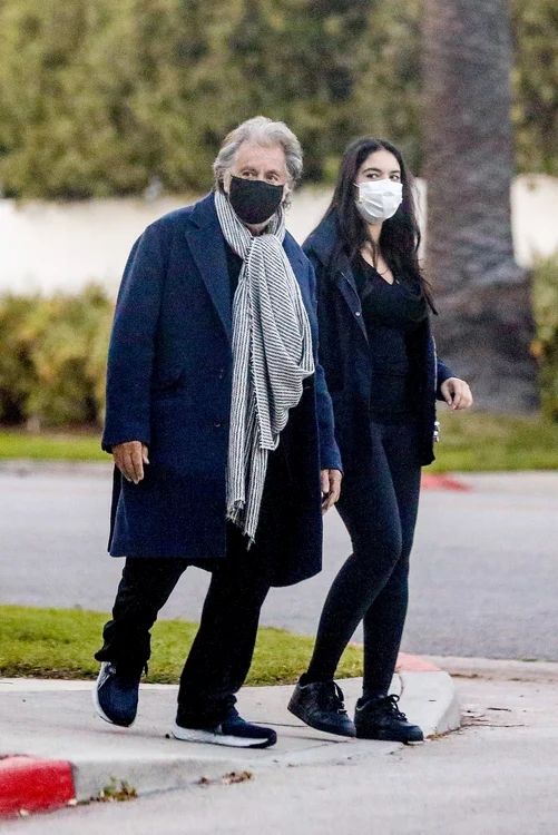 Al Pacino a ieșit la o scurtă plimbare cu vecina mult mai tânără decât el