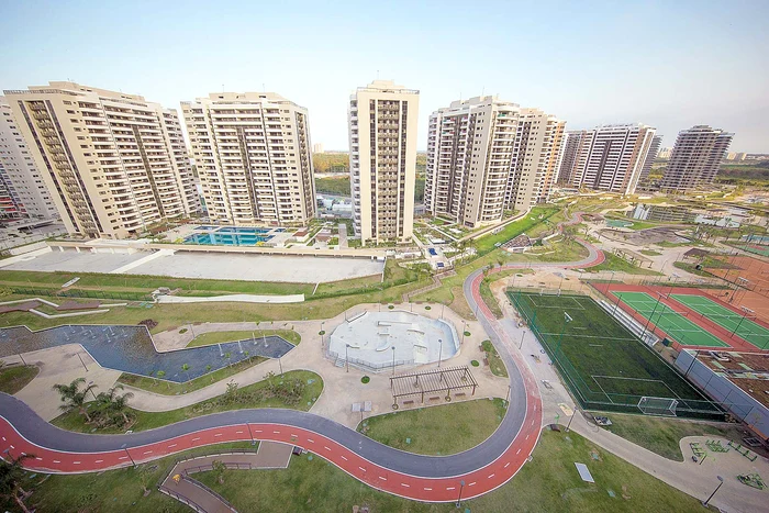 
    În fotografiile făcute la  inaugurarea oficială,  satul olimpic arăta foarte  bine, dar se pare că în  blocuri nu e totul finisat   