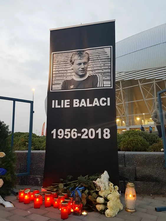 Fanii aprind lumânări la stadionul din CraiovaFoto: Facebook/CSUniversitateaCraiova