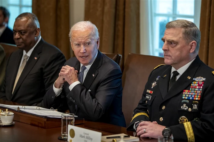 Președintele Joe Biden (centru), alături de generalul Mark Milley Foto EPA EFE