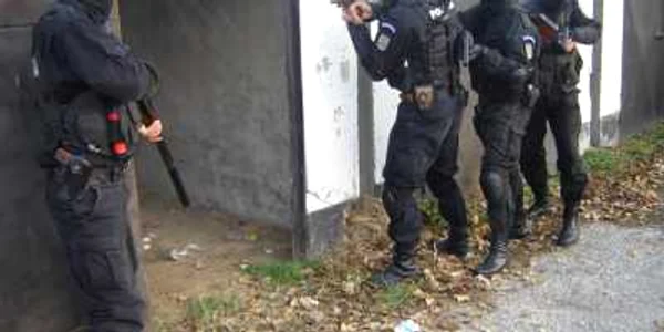 Poliţiştii i-au prins pe hoţi. FOTO