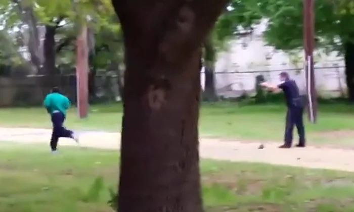 Ofiţerul de poliție l-a împuşcat pe bărbat de mai multe ori în spate, în timp ce acesta fugeacaptură: YouTube