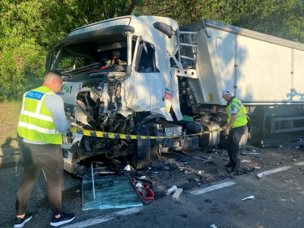 Autotrenul acroşat de autoutilitară FOTO unupetrotus.ro