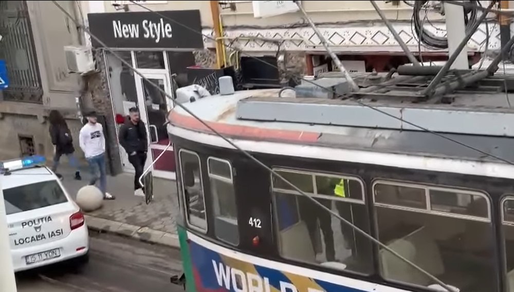 Panică într-un tramvai din Iași. Un bărbat de 64 de ani a amenințat călătorii cu un briceag