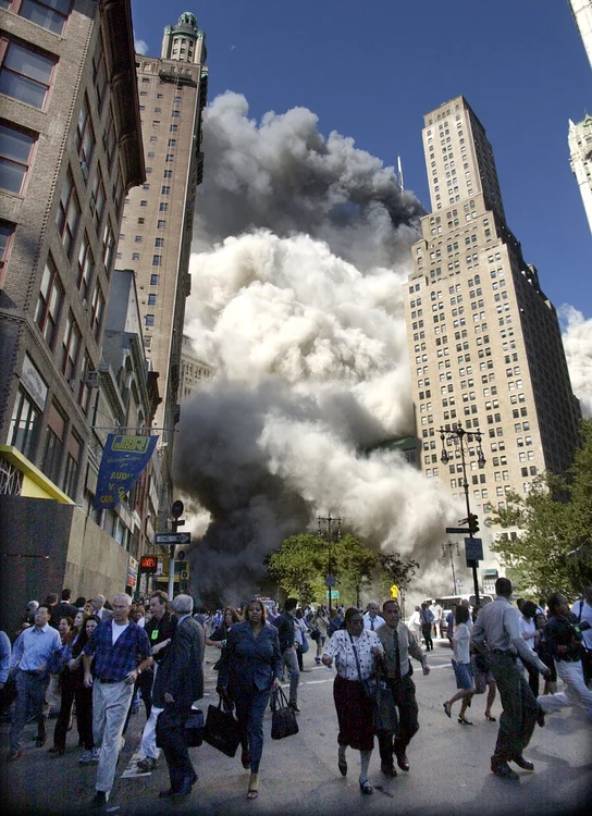 Pe străzile New Yorkului, haosul venea din cer.