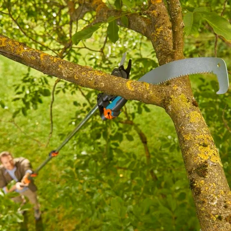 Foarfecă electrică cu fierăstrău și mâner telescopic pentru tăiere crengi la înălțime Foto eMAG