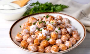 Chiftele cu bulgur si sos de iaurt  Sursa foto shutterstock 2192088495 jpg