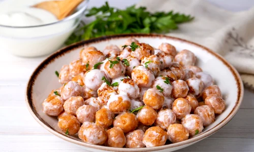 Chiftele cu bulgur si sos de iaurt  Sursa foto shutterstock 2192088495 jpg
