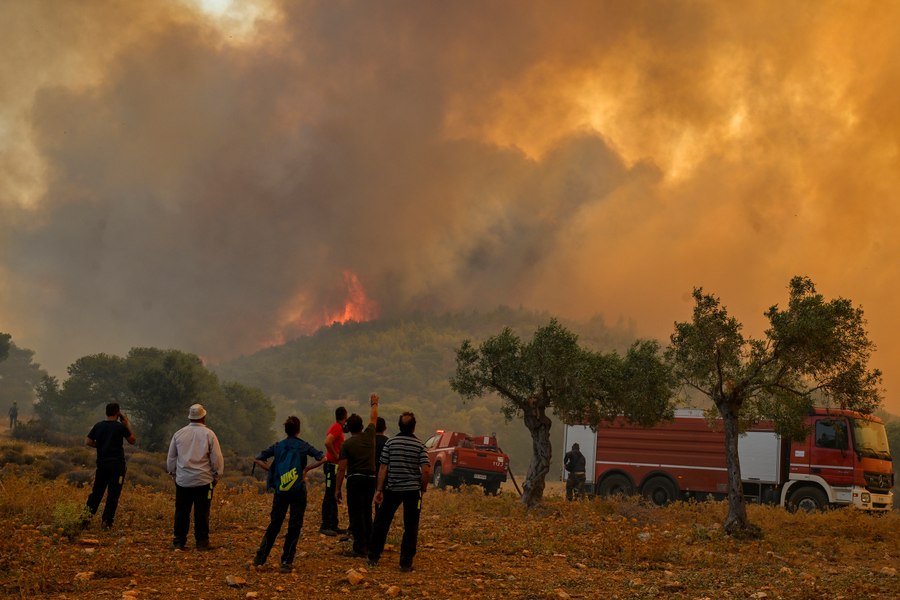 Zeci de mii de turiști și localnici, forțați să se evacueze din calea incendiilor devastatoare din Insula Rhodos