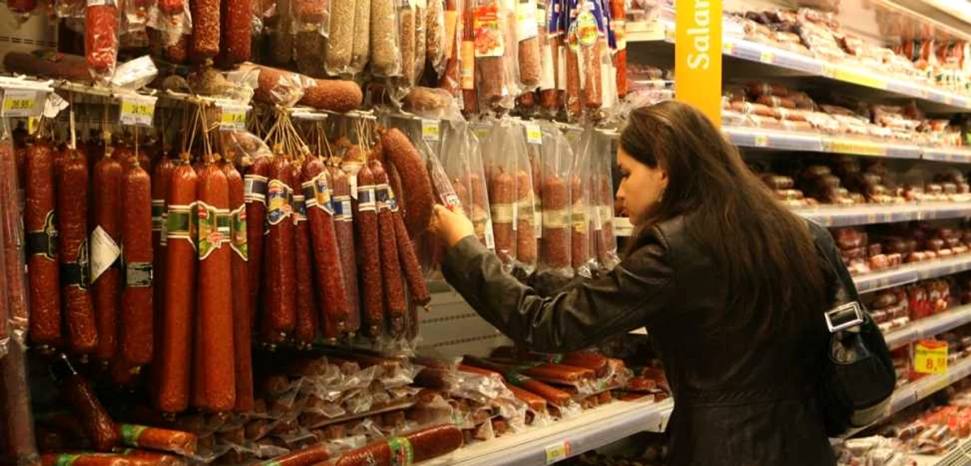 Cumpărătorii se pot înşela uşor asupra calităţii mărfurilor înghesuite pe rafturi.